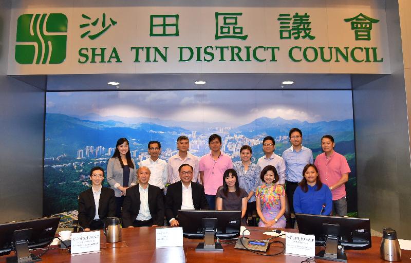 The Secretary for Innovation and Technology, Mr Nicholas W Yang (front row, third left), met members of the Sha Tin District Council (STDC) this afternoon (September 18) to get a better grasp of the district's development and issues of community concern. Pictured next to him are the Chairman of the STDC, Mr Ho Hau-cheung (front row, second left), and the District Officer (Sha Tin), Miss Amy Chan (front row, third right).
