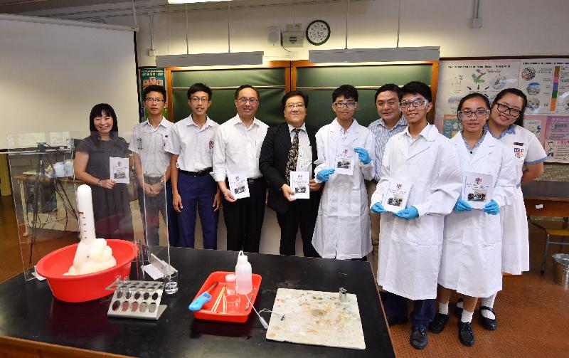 The Secretary for Innovation and Technology, Mr Nicholas W Yang (fourth left), is pictured with the school Principal, Mr Jaxon Wang (fifth left), and students during his visit to the S.K.H. Tsang Shiu Tim Secondary School, Sha Tin today (September 18). Also present is the District Officer (Sha Tin), Miss Amy Chan (first left).
