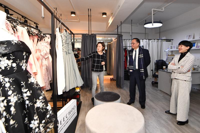 The Secretary for Innovation and Technology, Mr Nicholas W Yang (centre), learns from Yeechoo co-founder Ms Shan Shan (left) about the business model of a shared closet and online operating model today (February 8). Next to Mr Yang is the District Officer (Central and Western), Mrs Susanne Wong (right).