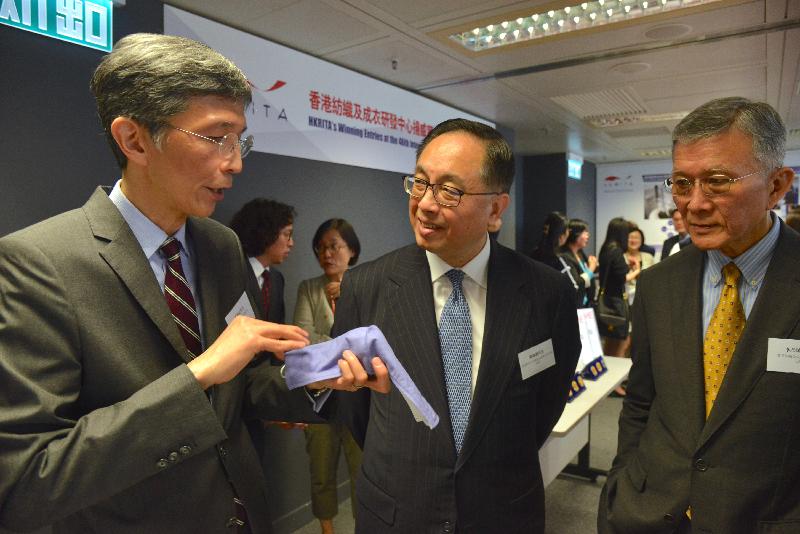 The Secretary for Innovation and Technology, Mr Nicholas W Yang (centre), receives a briefing today (April 19) by the Chief Executive Officer of the Hong Kong Research Institute of Textiles and Apparel, Mr Edwin Keh (left), on the washable hygienic facemask as barrier to air pollution. The invention was awarded Gold Medal at the 46th International Exhibition of Inventions of Geneva.