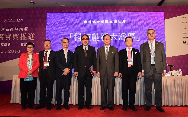 The Secretary for Innovation and Technology, Mr Nicholas W Yang (third right), joins a group photo with the Founding President of the Academy of Sciences of Hong Kong, Professor Tsui Lap-chee (centre); the Chairman of the Board of Directors of the Macau New Technologies Incubator Centre, Dr Yau Chuk (third left); Executive Vice President of the China Development Institute, Dr Guo Wanda (second left); the Chairman of the Board of Directors of the Hong Kong Cyberport Management Company Limited, Dr George Lam (second right); the General Manager of Information Technology Department, the Bank of China (Hong Kong), Mr Rocky Cheng (first right); and Founder and Honourary President of the Smart City Consortium, Dr Winnie Tang (first left), at the Guangdong-Hong Kong-Macao Bay Area symposium co-organised by the CPPCC (Shenzhen) Hong Kong and Macao Members Association and the Guangdong-Hong Kong-Macao-Bay Area Economic and Trade Association today (May 3).
