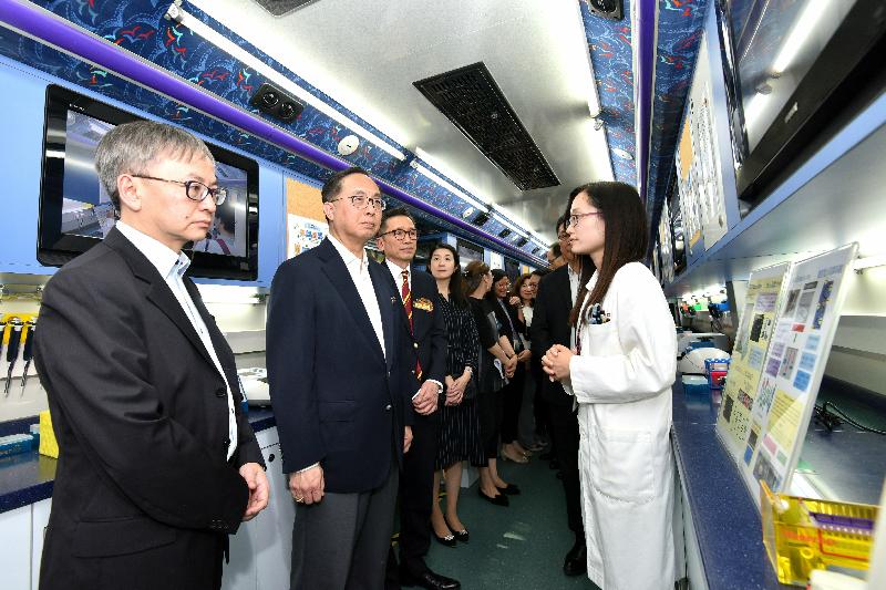 The Secretary for Innovation and Technology, Mr Nicholas W Yang (second left), tours the Sik Sik Yuen Biotechnology Mobile Laboratory at Wong Tai Sin Temple today (May 17) to learn about its work on promoting biotechnology education.