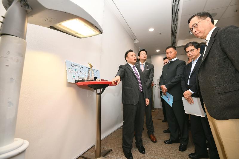 創新及科技局局長楊偉雄（右一）今日（六月十四日）參觀機電工程署總部，聽取香港大學團隊講解其研發的被動式LED照明電源技術。