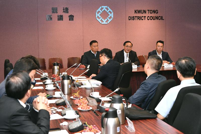 The Secretary for Innovation and Technology, Mr Nicholas W Yang (centre), meets with members of the Kwun Tong District Council (KTDC) today (June 14) to listen to their views on innovation and technology development. Next to Mr Yang are the Chairman of the KTDC, Dr Bunny Chan (left), and the District Officer (Kwun Tong), Mr Steve Tse (right).