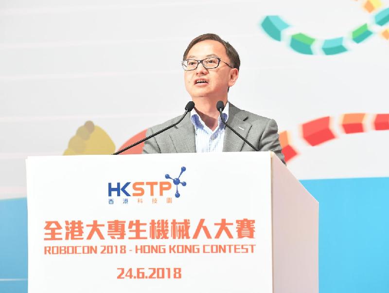 Speaking at the Robocon 2018 Hong Kong Contest today (June 24), the Acting Secretary for Innovation and Technology, Dr David Chung, praised the competing teams for their delicate design of robots demonstrating the achievements of local tertiary education and R&D.