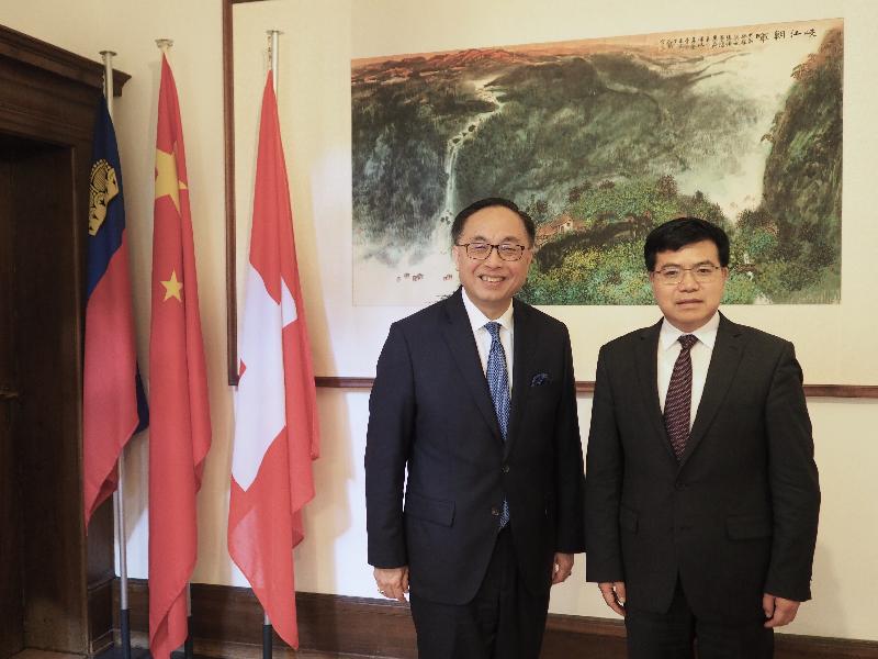 The Secretary for Innovation and Technology, Mr Nicholas W Yang (left), calls on the Chinese Consul-General in Zurich, Mr Zhao Qinghua (right), in Zurich today (June 27, Zurich time).