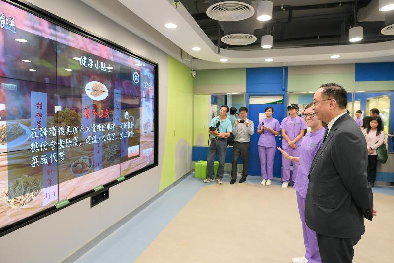 The Secretary for Innovation and Technology, Mr Nicholas W Yang (right), is introduced to interactive virtual reality games for the elderly at the HealthTech Centre of the Hong Kong Institute of Vocational Education (Kwai Chung) today (October 5).