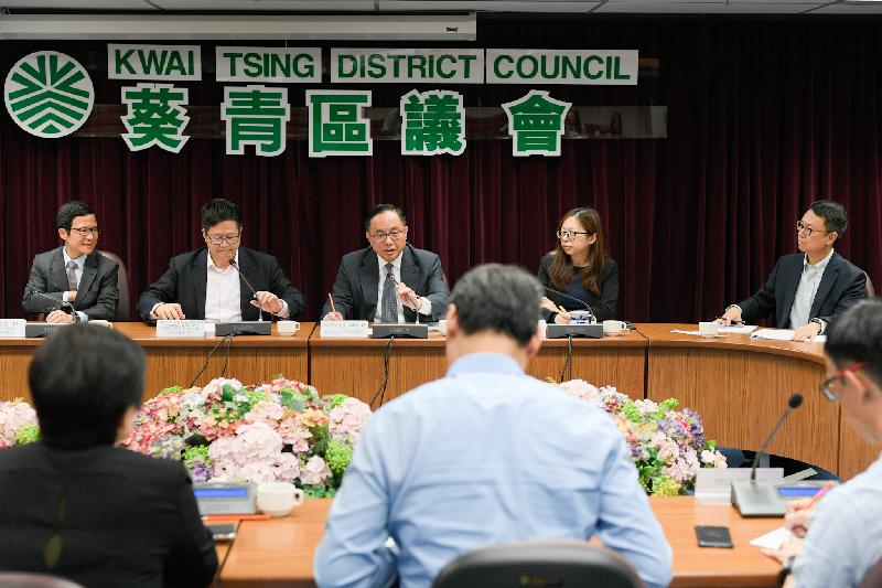 The Secretary for Innovation and Technology, Mr Nicholas W Yang (centre), is accompanied by the Chairman of the Kwai Tsing District Council, Mr Law King-shing (second left), and the District Officer (Kwai Tsing), Mr Kenneth Cheng (first left), in meeting with members of the Kwai Tsing District Council today (October 5).