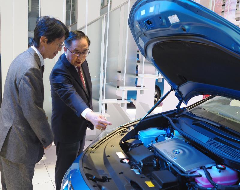 創新及科技局局長楊偉雄（右）今日（十月三十一日）在東京參觀豐田汽車Mirai展示廳，了解以氫燃料電池達致零排放的科技。