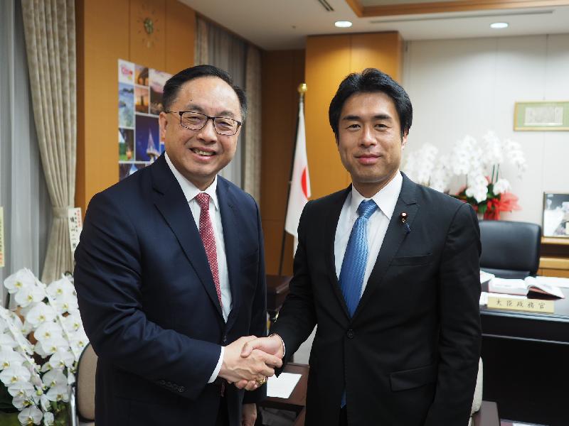 創新及科技局局長楊偉雄（左）今日（十月三十一日）在東京與日本文部科學大臣政務官白須賀貴樹（右）會面。