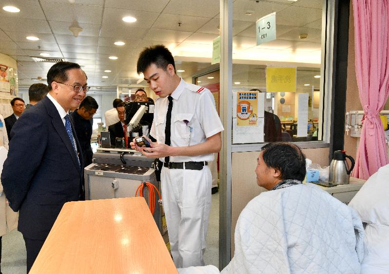 The Secretary for Innovation and Technology, Mr Nicholas W Yang (left), views the operation of the In-Patient Medication Order Entry System at a rehabilitation ward of the Department of Orthopaedics and Traumatology of Tuen Mun Hospital today (December 18).