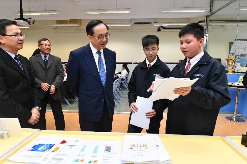 The Secretary for Innovation and Technology, Mr Nicholas W Yang (centre), today (December 18) talks to students of Yan Chai Hospital No.2 Secondary School to know more about what they have learned in STEM (science, technology, engineering and mathematics) education.