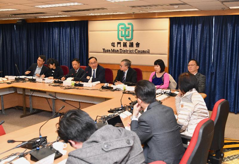 The Secretary for Innovation and Technology, Mr Nicholas W Yang (fourth left), meets with members of the Tuen Mun District Council (TMDC) today (December 18) to exchange views on innovation and technology as well as district affairs. Also attending the meeting are the Chairman of the TMDC, Mr Leung Kin-man (third left); the Under Secretary for Innovation and Technology, Dr David Chung (fifth left); and the District Officer (Tuen Mun), Ms Aubrey Fung (sixth left).
