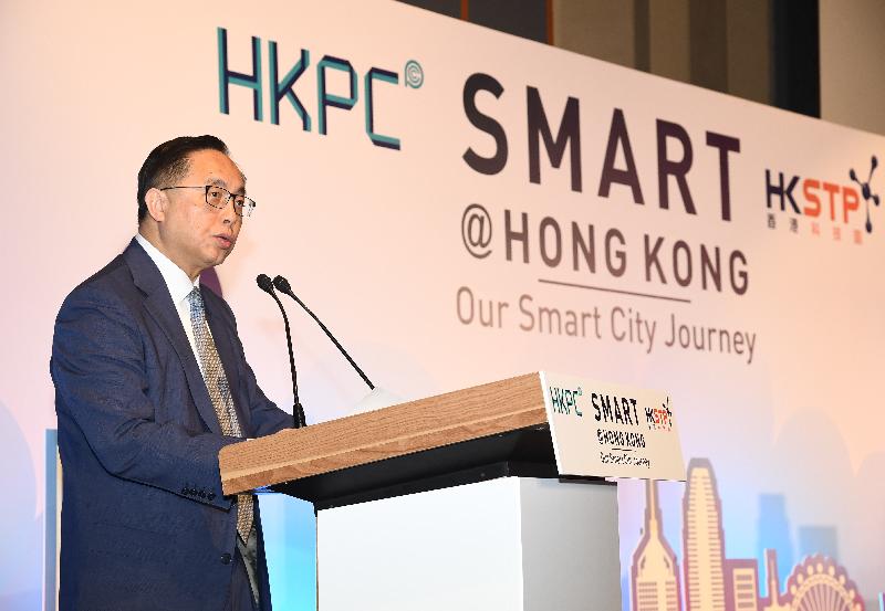 The Secretary for Innovation and Technology, Mr Nicholas W Yang, delivers a speech at the launching ceremony of the Smart@Hong Kong: Our Smart City Journey Conference today (January 10).