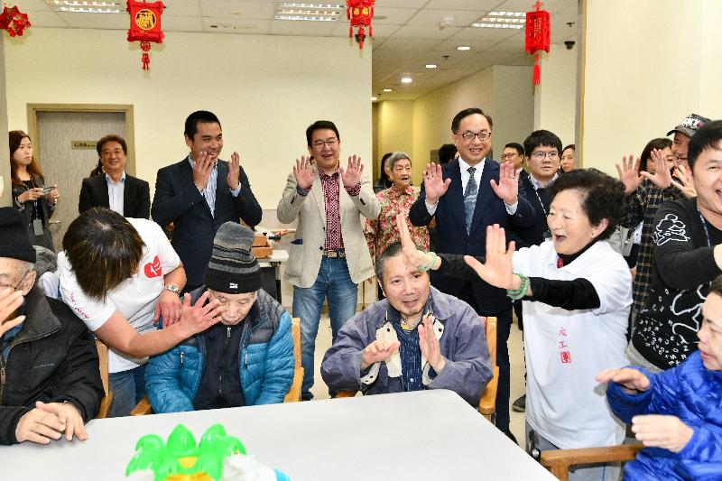 The Secretary for Innovation and Technology, Mr Nicholas W Yang (second row, third left), joins elderly persons receiving community care services to do exercise at Yan Chai Hospital Chan Feng Men Ling Integrated Community Development Centre today (January 15). Also present is the Vice Chairman of the Tsuen Wan District Council, Mr Wong Wai-kit (second row, first left).