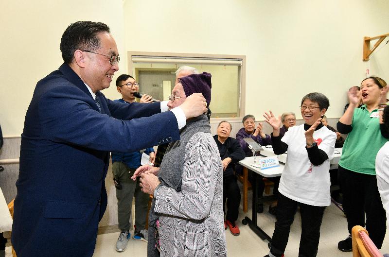 创新及科技局局长杨伟雄（左一）今日（一月十五日）到仁济医院陈冯曼玲睦邻社区服务中心，进行岁晚探访，以织品送暖。