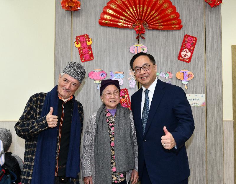 The Secretary for Innovation and Technology, Mr Nicholas W Yang (right), gave the elderly at Yan Chai Hospital Chan Feng Men Ling Integrated Community Development Centre scarves and beanies today (January 15) and wished them good health and happiness. The knitwear was made with an innovative spinning technique developed by the Hong Kong Research Institute of Textiles and Apparel.