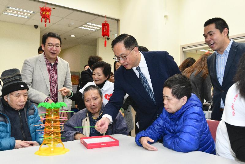 The Secretary for Innovation and Technology, Mr Nicholas W Yang (third right), joins elderly persons in brain training games at Yan Chai Hospital Chan Feng Men Ling Integrated Community Development Centre in Tsuen Wan today (January 15). Also present is the Vice Chairman of the Tsuen Wan District Council, Mr Wong Wai-kit (first right).