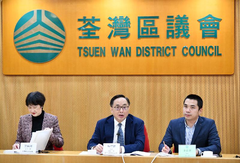 The Secretary for Innovation and Technology, Mr Nicholas W Yang (centre), meets with members of the Tsuen Wan District Council (TWDC) today (January 15) to exchange views on innovation and technology matters and district affairs. Also present are the Vice Chairman of the TWDC, Mr Wong Wai-kit (right), and the District Officer (Tsuen Wan), Miss Jenny Yip (left).