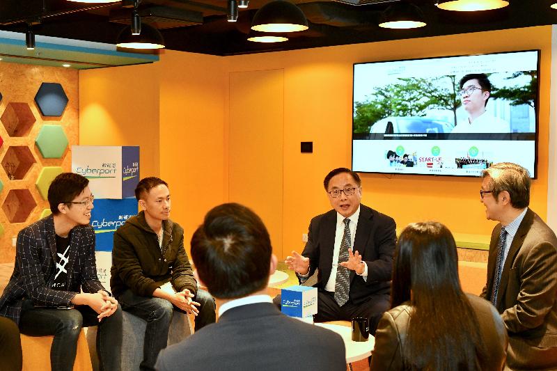 The Secretary for Innovation and Technology, Mr Nicholas W Yang (second right), chats with start-up teams at the Smart-Space 8 co-working space. Next to Mr Yang is the Chief Executive Officer of the Hong Kong Cyberport Management Company Limited, Mr Peter Yan (first right).