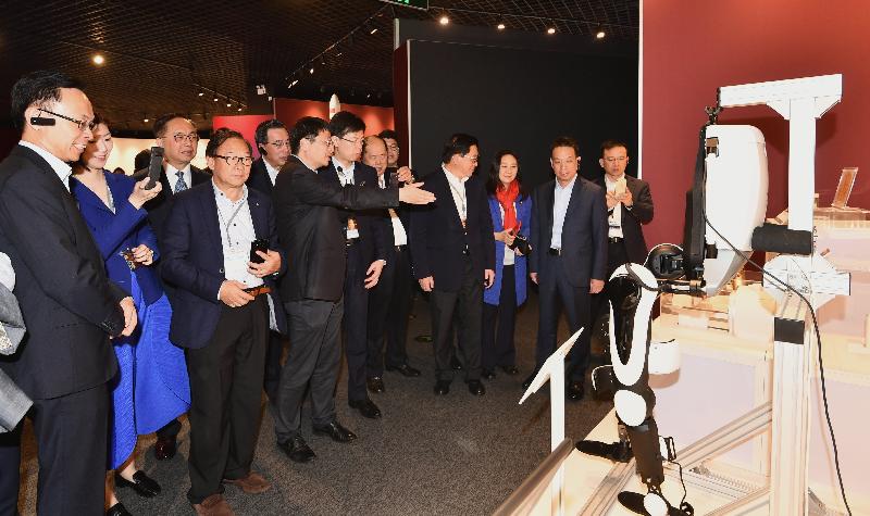 政制及內地事務局局長聶德權（左一）和創新及科技局局長楊偉雄（左三）今日（四月二十二日）與立法會議員到訪上海浦東新區的張江科學城，參觀各個創新科技項目。