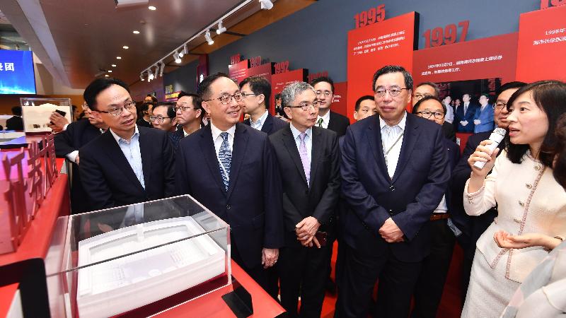 The Secretary for Constitutional and Mainland Affairs, Mr Patrick Nip (first left); the Secretary for Innovation and Technology, Mr Nicholas W Yang (second left); the Secretary for Financial Services and the Treasury, Mr James Lau (third left), and Legislative Council members today (April 22) visited the Shanghai Stock Exchange (SSE) and were briefed on the businesses of the SSE.