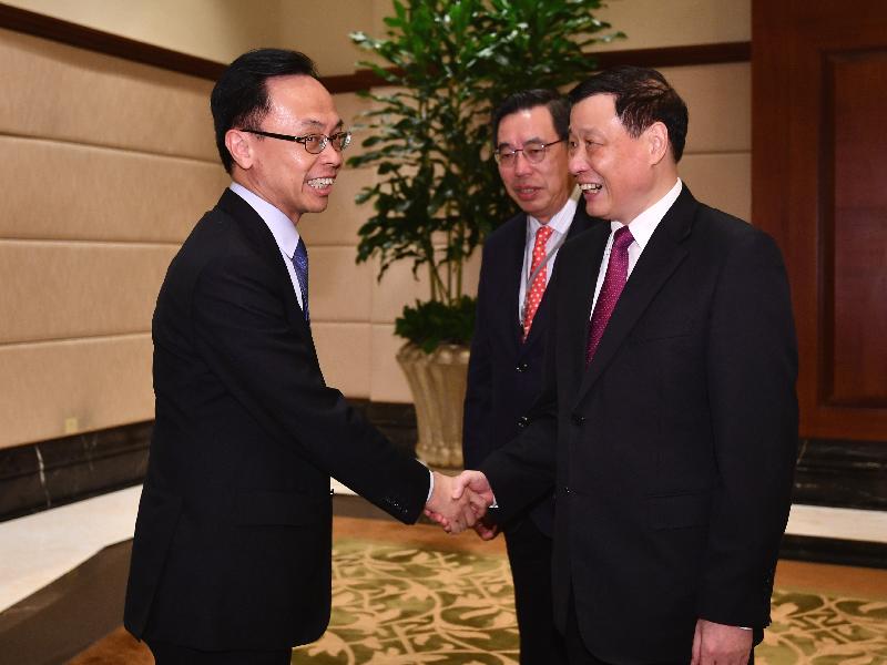 政制及內地事務局局長聶德權（左）四月二十二日和立法會議員與上海市市長應勇（右）會面，就雙方關心的事宜交換意見。兩人在會面前握手。
