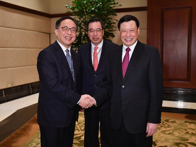 創新及科技局局長楊偉雄（左）四月二十二日和立法會議員與上海市市長應勇（右）會面，就雙方關心的事宜交換意見。兩人在會面前握手。