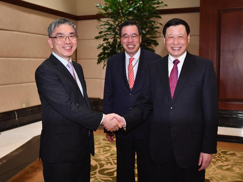 The Secretary for Financial Services and the Treasury, Mr James Lau (left), and Legislative Council members met with the Mayor of Shanghai, Mr Ying Yong (right), to exchange views on issues of mutual concern on April 22. Photo shows Mr Lau shaking hands with Mr Ying before the meeting.