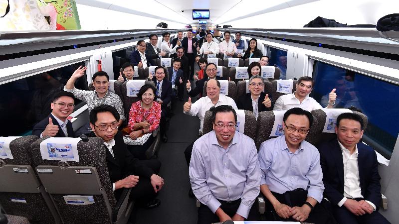 The Secretary for Constitutional and Mainland Affairs, Mr Patrick Nip (first row, second right); the Secretary for Innovation and Technology, Mr Nicholas W Yang (third row, second right); the Secretary for Financial Services and the Treasury, Mr James Lau (second row, second right); and Legislative Council members left Shanghai by high-speed train to continue their visit in Hangzhou in the afternoon today (‪April 23‬).