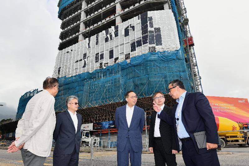 The Secretary for Innovation and Technology, Mr Nicholas W Yang (centre), inspects the development progress of the Data Technology Hub and the Advanced Manufacturing Centre while in Tseung Kwan O Industrial Estate today (April 29). Also present is the Under Secretary for Innovation and Technology, Dr David Chung (second right).
