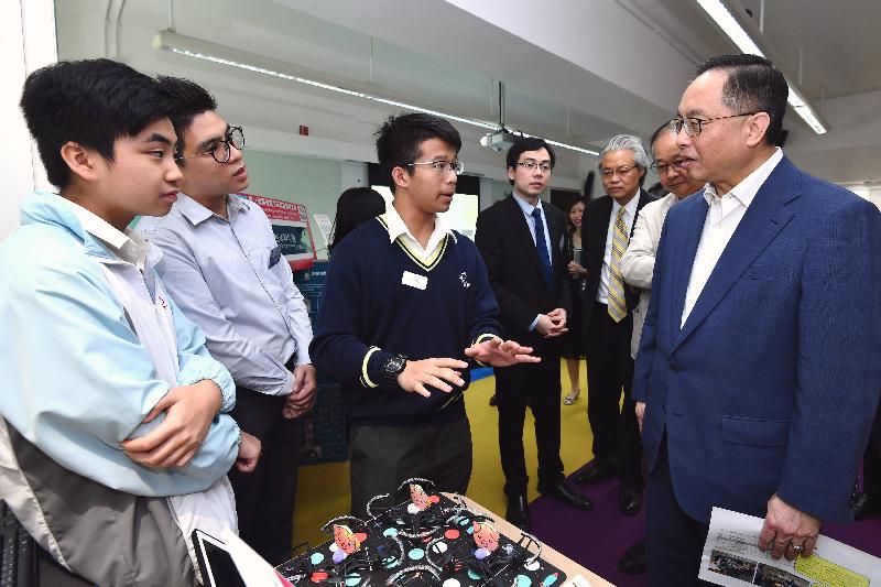 The Secretary for Innovation and Technology, Mr Nicholas W Yang (first right), listens to an introduction by students making a presentation in the Dream Laboratory at QualiEd College today (April 29). QualiEd College is a participating school of the Enriched IT Activities Programme.