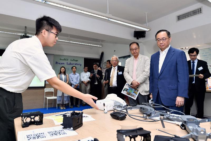 The Secretary for Innovation and Technology, Mr Nicholas W Yang (second right), observes activities integrating virtual reality technology and aerial photography in a geography class at QualiEd College today (April 29).
