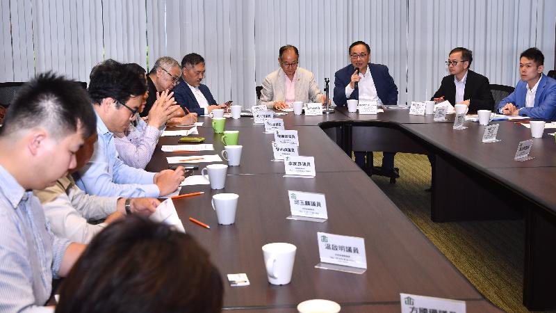 The Secretary for Innovation and Technology, Mr Nicholas W Yang (third right), meets with members of the Sai Kung District Council at the Hong Kong Velodrome today (April 29) to exchange views on innovation and technology-related matters and district issues. Also present are the Under Secretary for Innovation and Technology, Dr David Chung (second right); the Chairman of the Sai Kung District Council, Mr George Ng (fourth right); and the District Officer (Sai Kung), Mr David Chiu (fifth right).