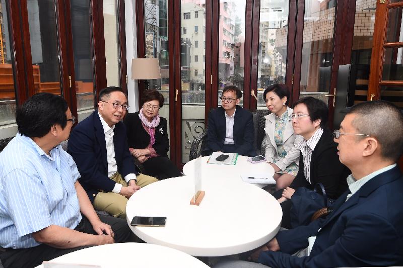 The Secretary for Innovation and Technology, Mr Nicholas W Yang (second left), holds a tea gathering with members of the Wan Chai District Council (WCDC) today (May 27). Next to Mr Yang is the Chairman of the WCDC, Mr Stephen Ng (first left).