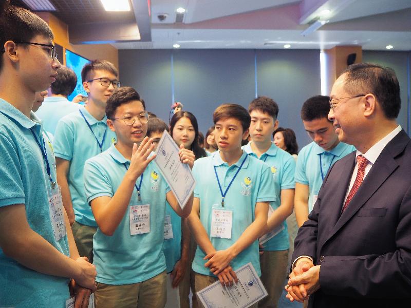 The Secretary for Innovation and Technology, Mr Nicholas W Yang, today (July 23) chats with participating university students from Hong Kong at the closing ceremony of the Youth Internship Programme at the Chinese Academy of Sciences. 