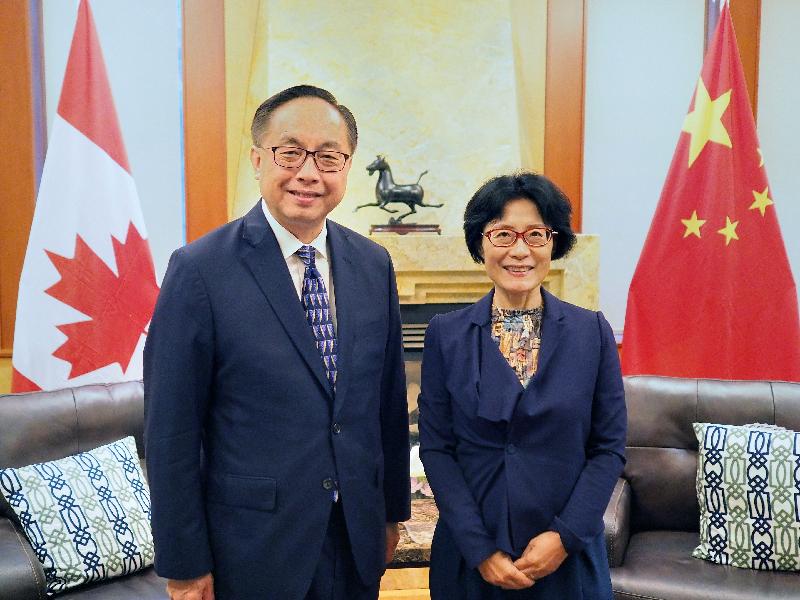 The Secretary for Innovation and Technology, Mr Nicholas W Yang (left), pays a courtesy call on the Chinese Consul-General in Vancouver, Ms Tong Xiaoling (right), in Vancouver today (September 19, Vancouver time).