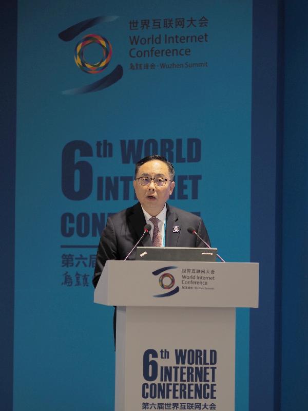 The Secretary for Innovation and Technology, Mr Nicholas W Yang, speaks at the Cross-Strait, Hong Kong and Macao Internet Development Forum of the 6th World Internet Conference held in Wuzhen today (October 20).
