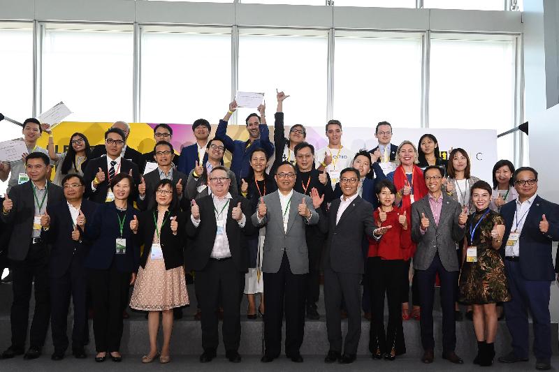 創新及科技局局長楊偉雄（前排中）、香港科技園公司行政總裁黃克強（前排右五）、投資推廣署署長傅仲森（前排左五）、創新科技署署長潘婷婷（前排左四）今日（十一月八日）在電梯募投比賽2019中，與最後十強參賽者、一眾合作夥伴及贊助商合照。