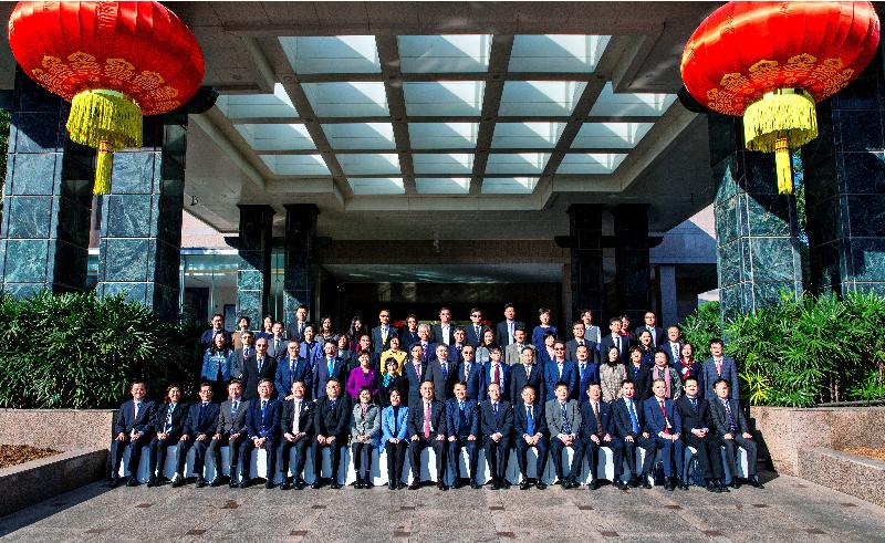 创新及科技局局长杨伟雄（前排中）和国家科学技术部副部长黄卫（前排右九）今日（十二月三日）与出席「内地与香港科技合作委员会」第十四次会议的代表合照。创新及科技局常任秘书长蔡淑娴（前排左九）和创新科技署署长潘婷婷（前排左八）亦有出席。
