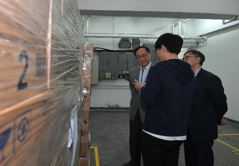 創新及科技局局長楊偉雄（左）和創新及科技局副局長鍾偉强博士（右）今日（一月十七日）參觀FOOD-CO倉庫，實地了解食物援助協作平台的運作。