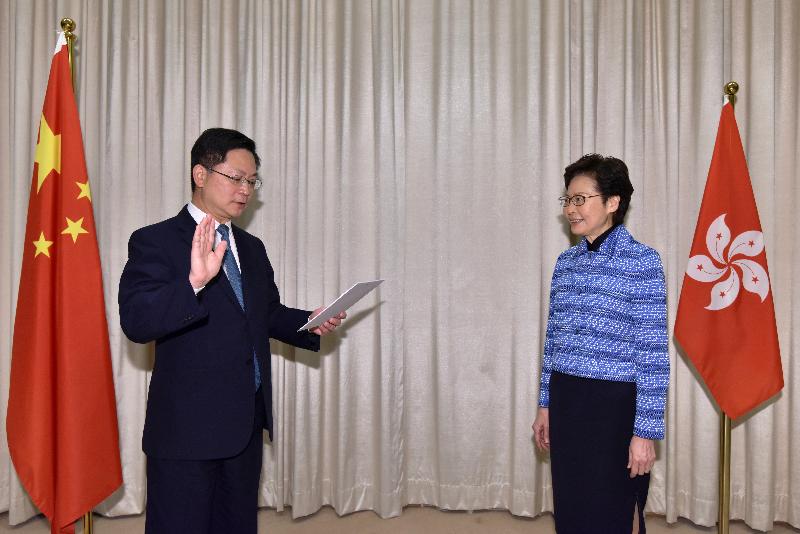 新任創新及科技局局長薛永恒（左）今日（四月二十二日）在行政長官林鄭月娥（右）監誓下宣誓就職。